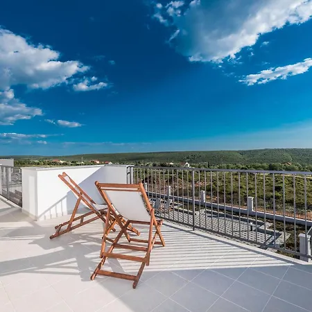 Nicely Decorated With Swimming Pool וילה *