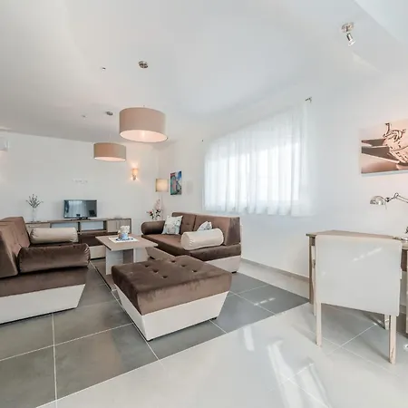 Nicely Decorated With Swimming Pool וילה *