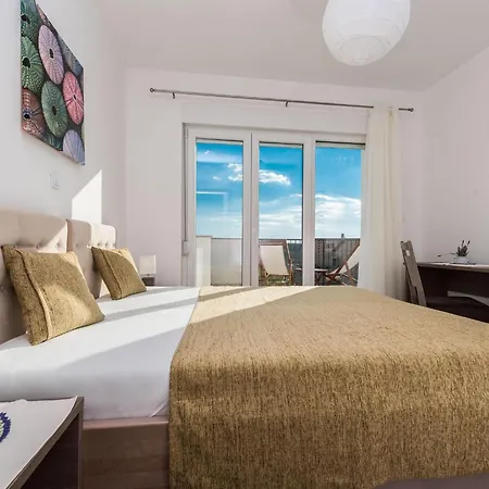 Nicely Decorated With Swimming Pool *