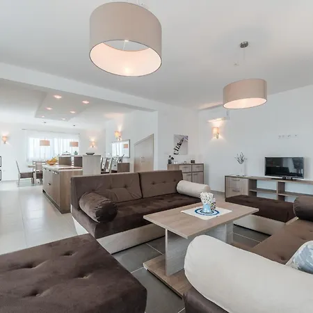 Nicely Decorated With Swimming Pool Villa