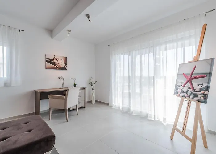 Nicely Decorated With Swimming Pool *