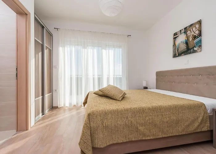 Nicely Decorated With Swimming Pool Sukošan