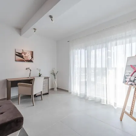 Nicely Decorated With Swimming Pool *