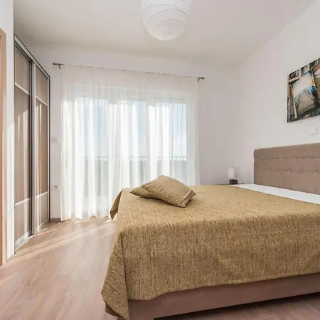 Nicely Decorated With Swimming Pool Sukošan