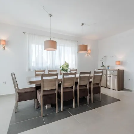 Nicely Decorated With Swimming Pool Βίλα