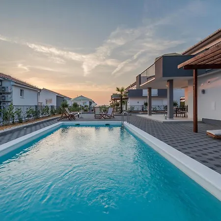 Nicely Decorated With Swimming Pool *