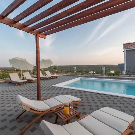 Nicely Decorated With Swimming Pool Villa Sukosan
