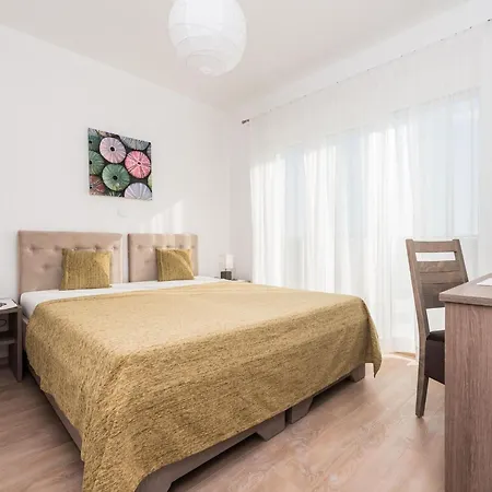 Nicely Decorated With Swimming Pool *