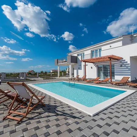 Nicely Decorated With Swimming Pool * Sukošan