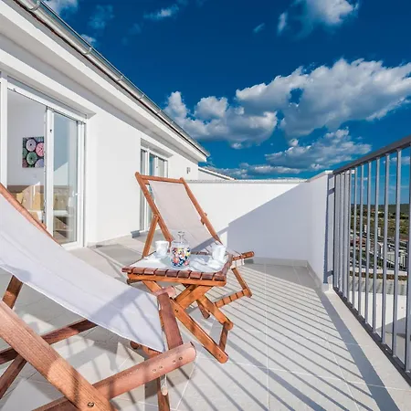 Nicely Decorated With Swimming Pool Willa