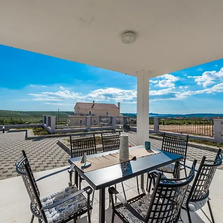 Willa Nicely Decorated With Swimming Pool Sukošan