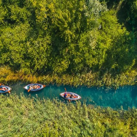 Βίλα Nicely Decorated With Swimming Pool *