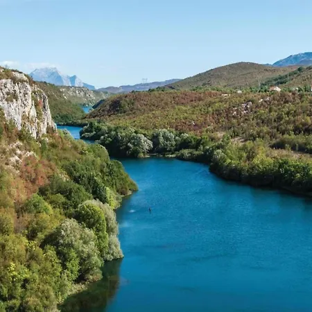 Βίλα Nicely Decorated With Swimming Pool Sukošan