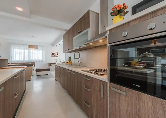 빌라 Nicely Decorated With Swimming Pool Sukošan