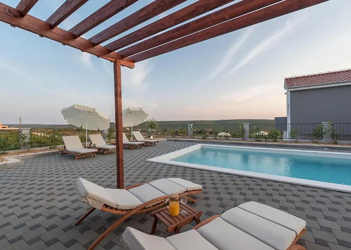 Nicely Decorated With Swimming Pool 빌라 Sukošan