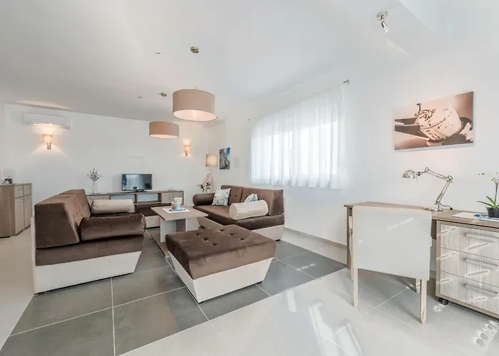 Nicely Decorated With Swimming Pool Вилла *