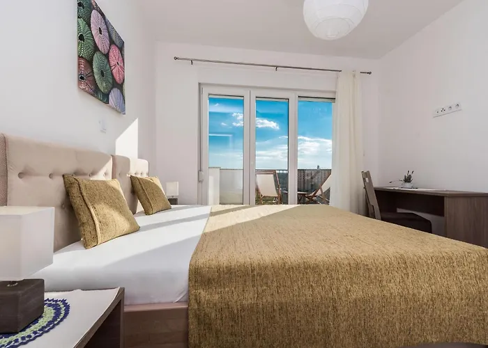 Nicely Decorated With Swimming Pool *