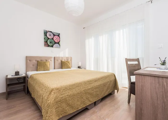 Nicely Decorated With Swimming Pool *