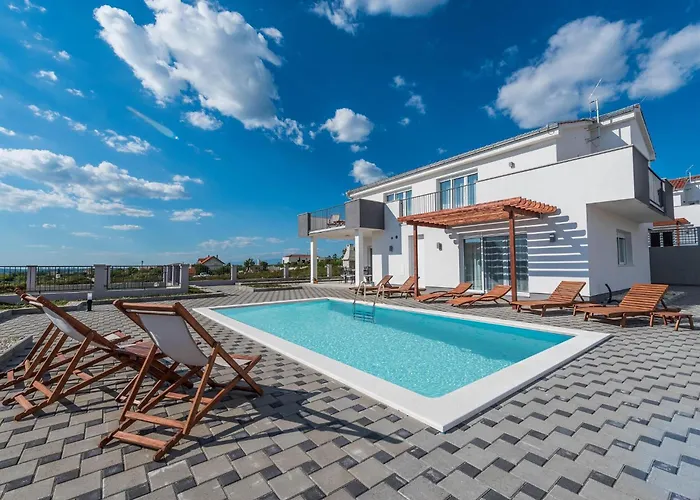 Nicely Decorated With Swimming Pool * Сукошан